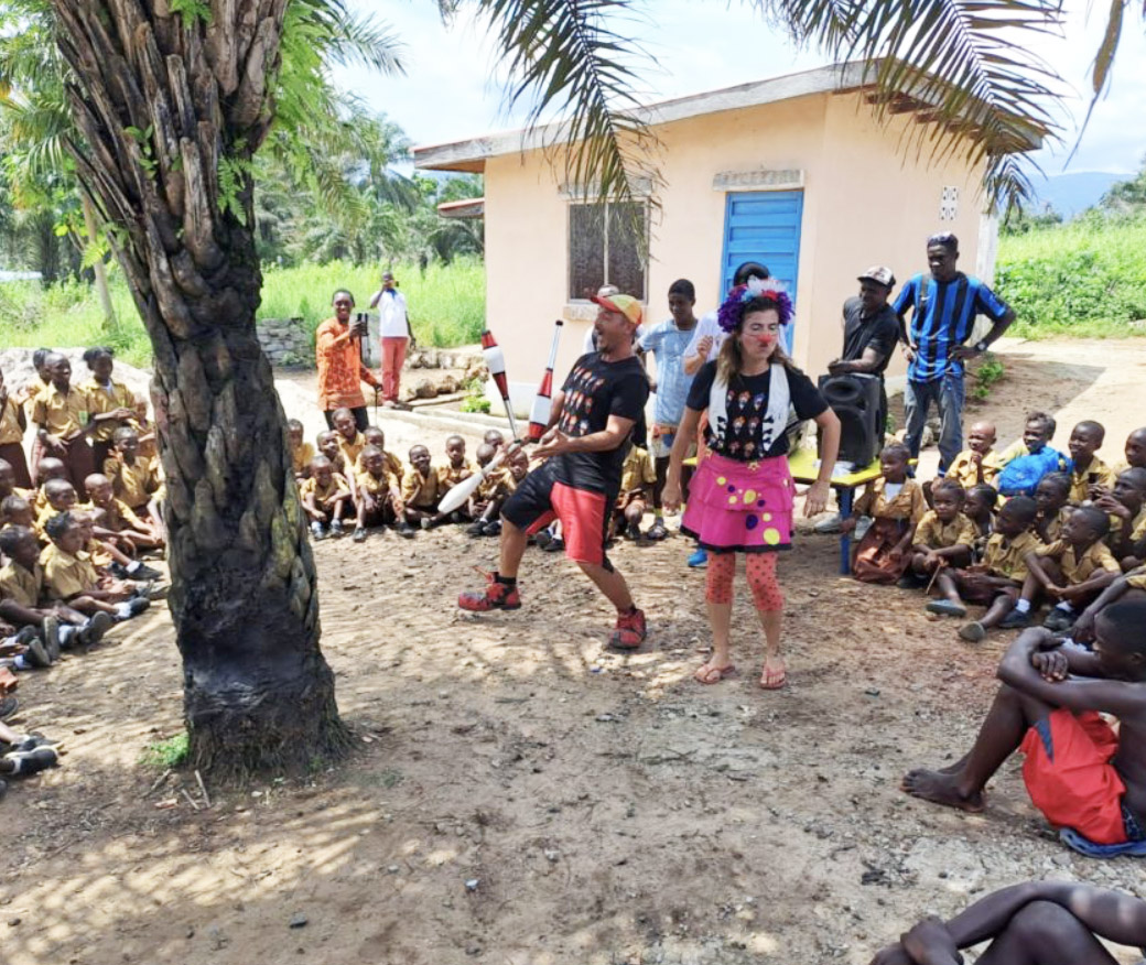 Payasos sin fronteras en Sierra Leona con Lila Juegos, Fundacion Kunphen y Fundación Heres